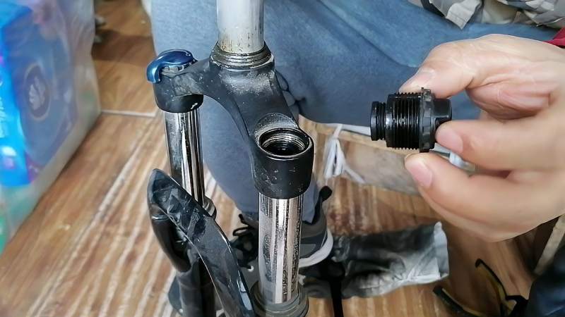 车叉减震拆解视频教程，一步步深入了解车辆减震系统
