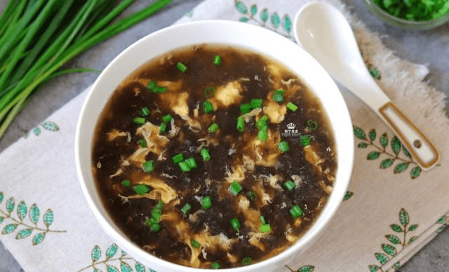 西红柿紫菜蘑菇蛋花汤，一道美味与健康并存的佳肴