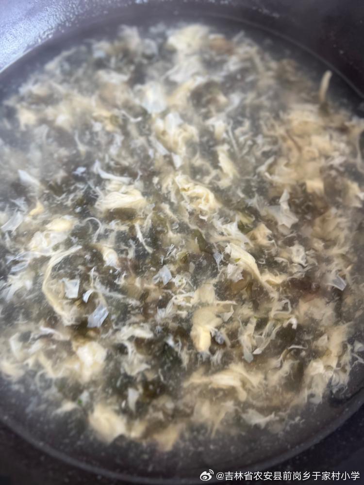 咸菜蛋花汤，一道家常美食的韵味与故事
