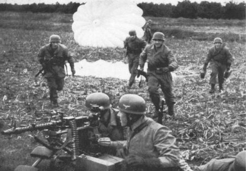 二战伞兵武器装备，空中突击的力量之源